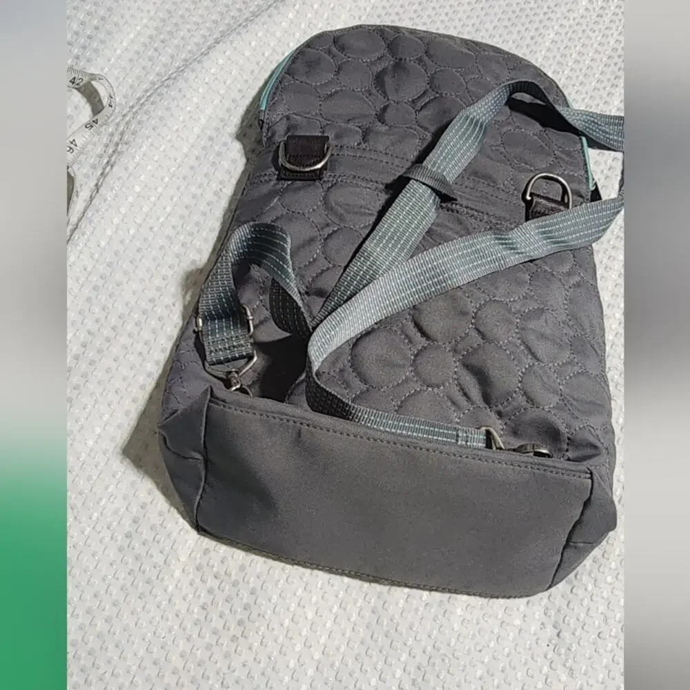 THIRTY ONE EUC QUILTED 2 WAY CONVERTIBLE CROSSBODY. BACKPACK BAG